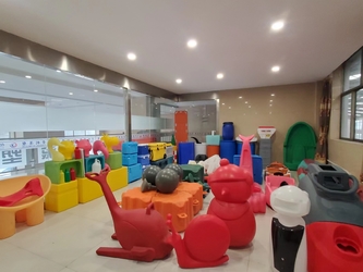 Changzhou Yingchuang Rotomolding Equipment Co,. Ltd निर्माता उत्पादन लाइन